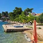 Apartman Ana Zaboric, 50 M Od Sljuncane Plaze Zaboric