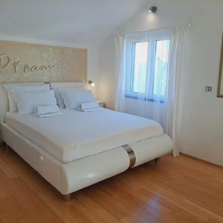 Ana Zaboric, 50 M Od Sljuncane Plaze * Zaboric