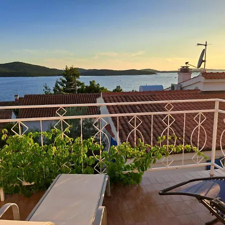 Ana Zaboric, 50 M Od Sljuncane Plaze Apartman