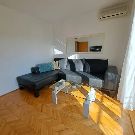 Apartman Ana Zaboric, 50 M Od Sljuncane Plaze *
