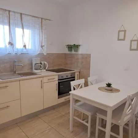 Διαμέρισμα Ana Zaboric, 50 M Od Sljuncane Plaze *