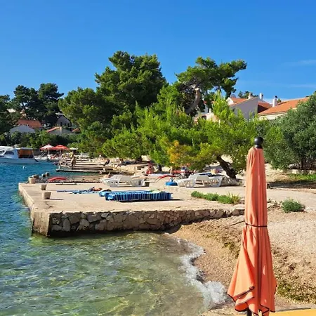 Apartman Ana Zaboric, 50 M Od Sljuncane Plaze Zaboric