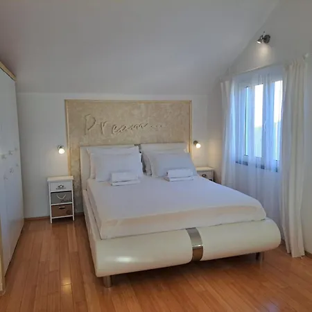 Apartman Ana Zaboric, 50 M Od Sljuncane Plaze Zaboric