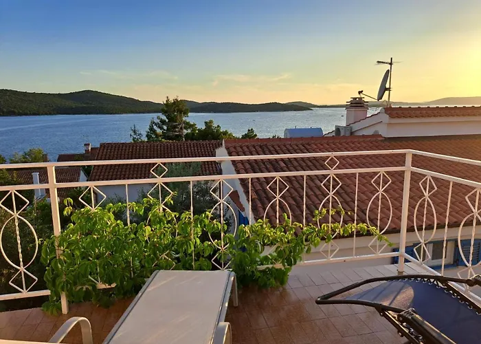 Ana Zaboric, 50 M Od Sljuncane Plaze דירה