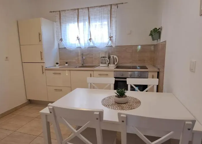 Ana Zaboric, 50 M Od Sljuncane Plaze דירה