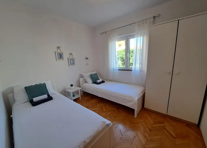 Ana Zaboric, 50 M Od Sljuncane Plaze דירה