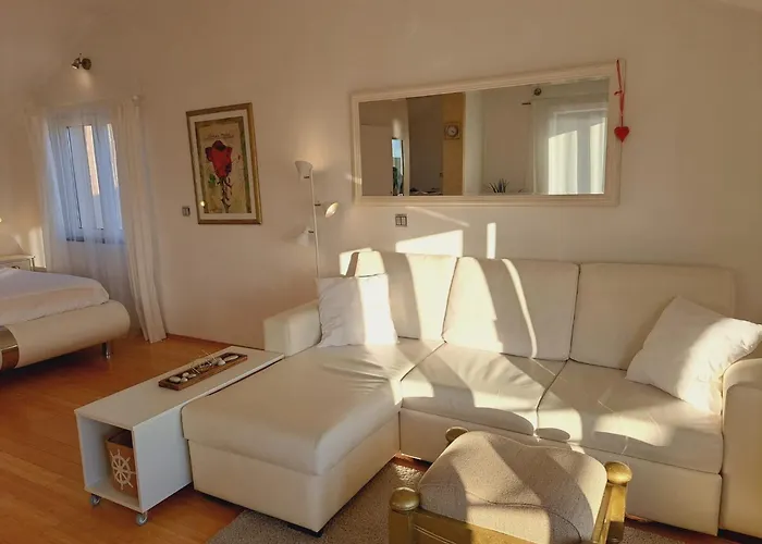 Ana Zaboric, 50 M Od Sljuncane Plaze דירה